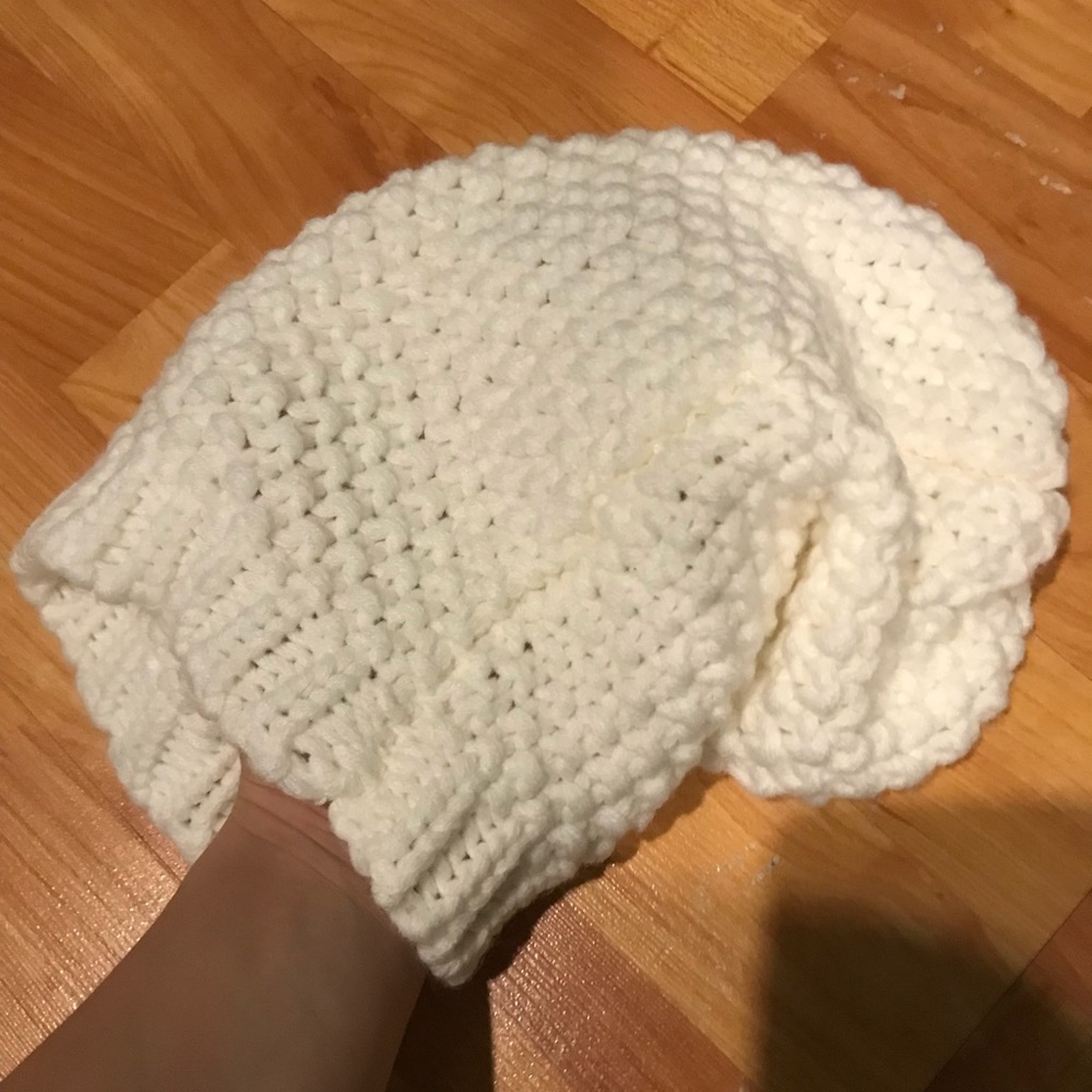WHITE WINTER BEANIE